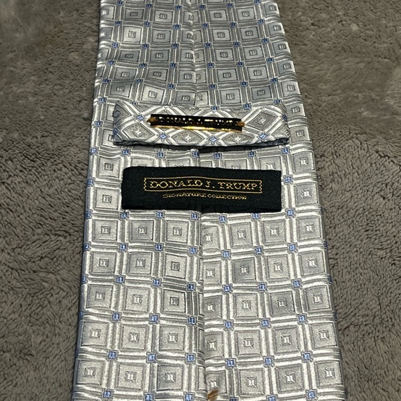 Donald Trump Signature Collection Tie; 100% silk. Like new condition. - Picture 3 of 4